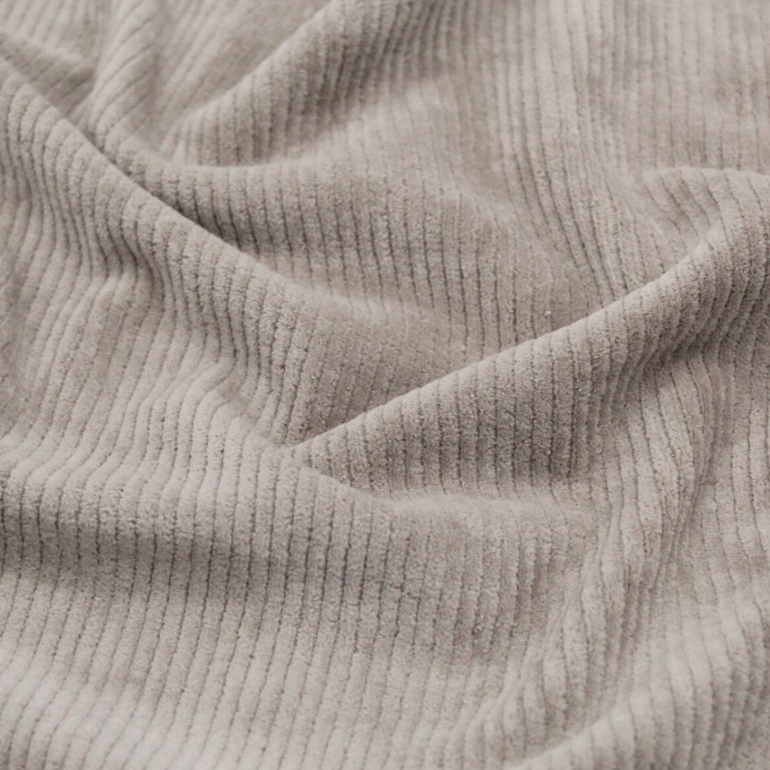 Cord Jersey Stoff mit breiten Rippen in Taupe, OEKO-TEX zertifiziert, perfekt für deine Kleidungsstücke und Heimtextilien.