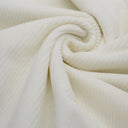 Detailaufnahme der breiten Rippenstruktur des cremeweißen Cord Jerseys, weich und elastisch für maximalen Komfort.