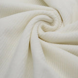 Detailaufnahme der breiten Rippenstruktur des cremeweißen Cord Jerseys, weich und elastisch für maximalen Komfort.