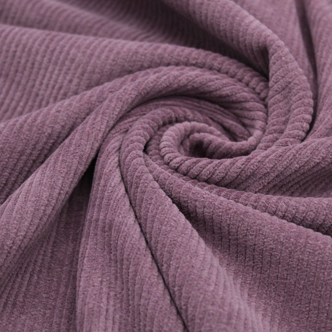 Detailaufnahme der breiten Rippenstruktur des Cord Jerseys in Mauve, weich und elastisch für maximalen Komfort.