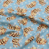 Nahaufnahme des Jerseys Einhorn Biene - Blau mit Biene-Einhorn-Motiv auf blauem Hintergrund.
