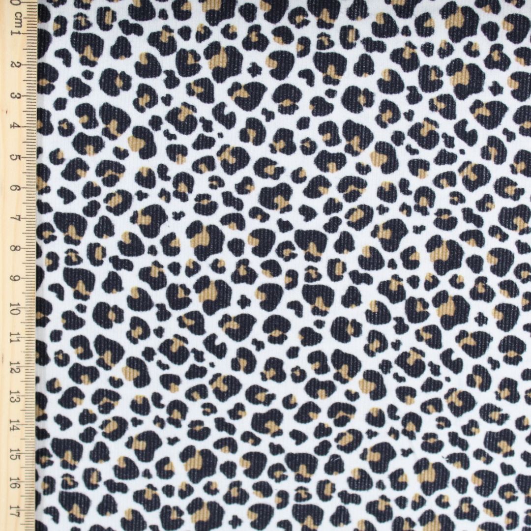 Detailaufnahme Feincord Leo-Print – weicher Cordstoff 100% Baumwolle