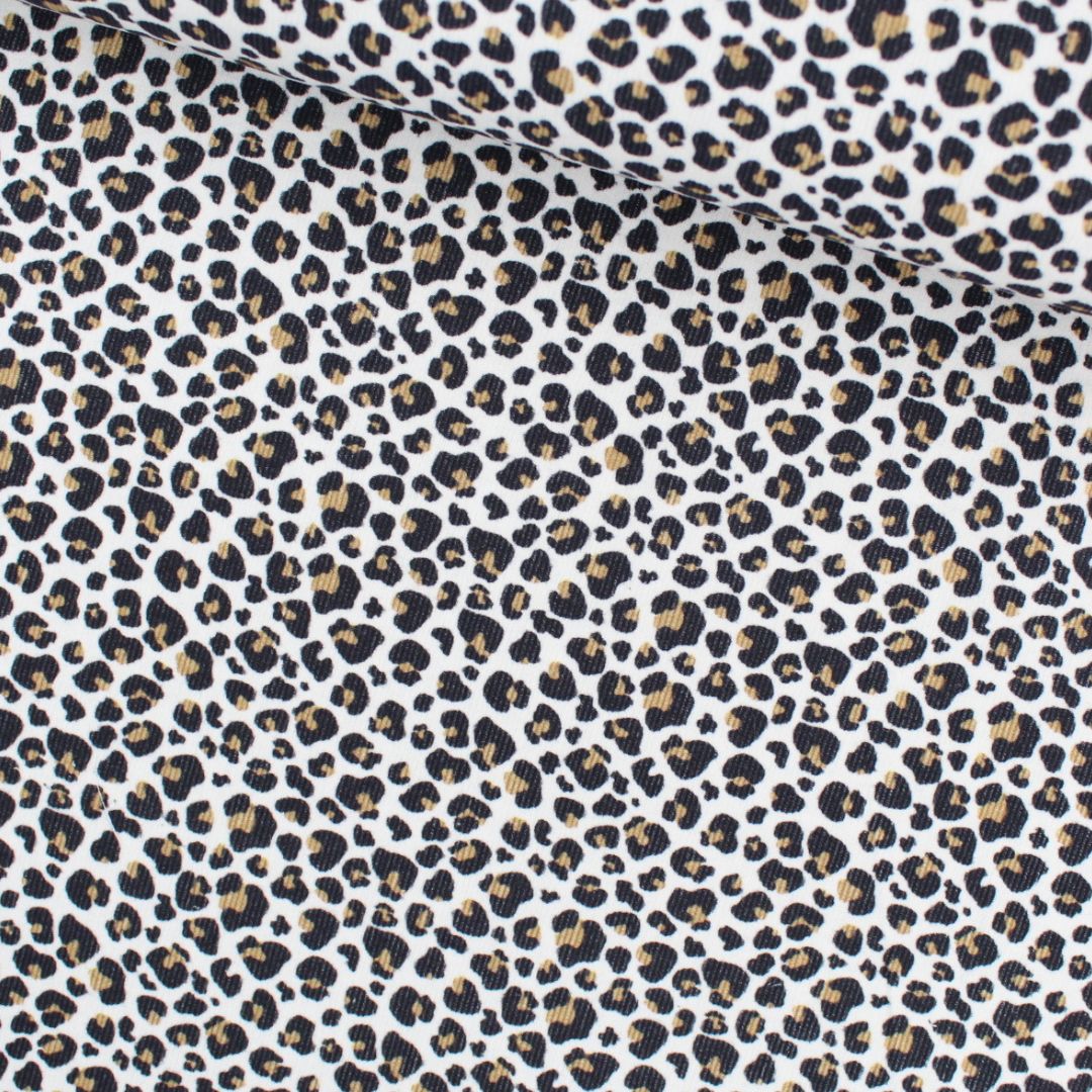 Feincord Stoff Leopardenmuster auf Weiß – Baumwollcord 140 cm Breite
