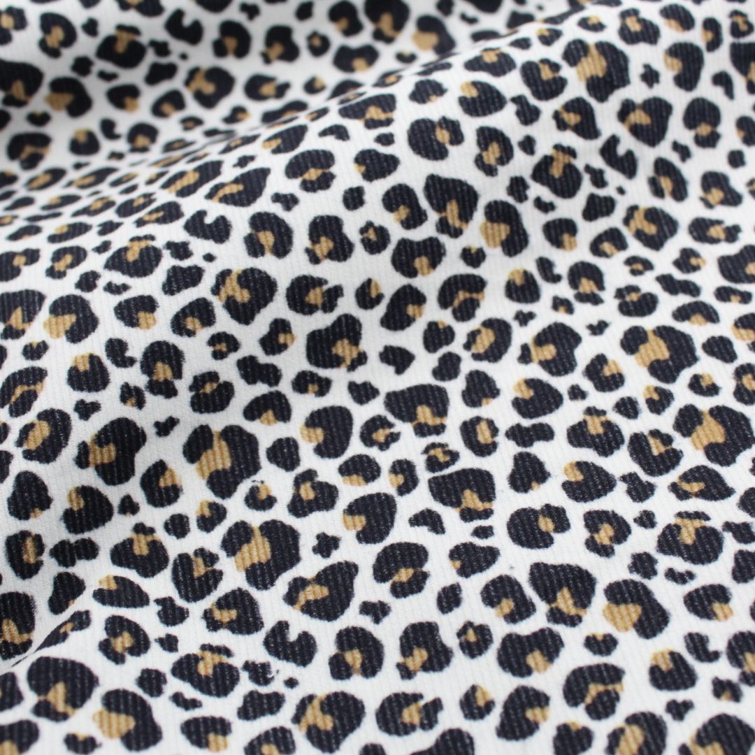 Feincord Meterware Leopardenmuster Weiß – geeignet für Kleidung und Accessoires