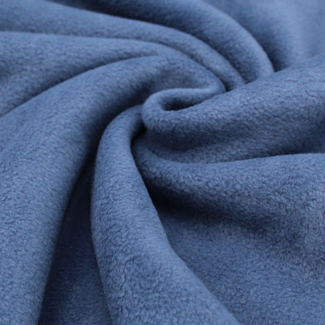 Kuschelweicher Fleece-Stoff in Jeansblau mit angerauter Oberfläche, ideal für wärmende Jacken, Decken und Homeaccessoires. Elastischer Stoff, der keine Knötchen bildet und sich angenehm trägt.