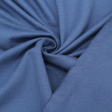 Nahaufnahme des French Terry Sweatstoffs in Jeansblau mit glatter Außenseite und typischer Schlingenstruktur auf der Innenseite.