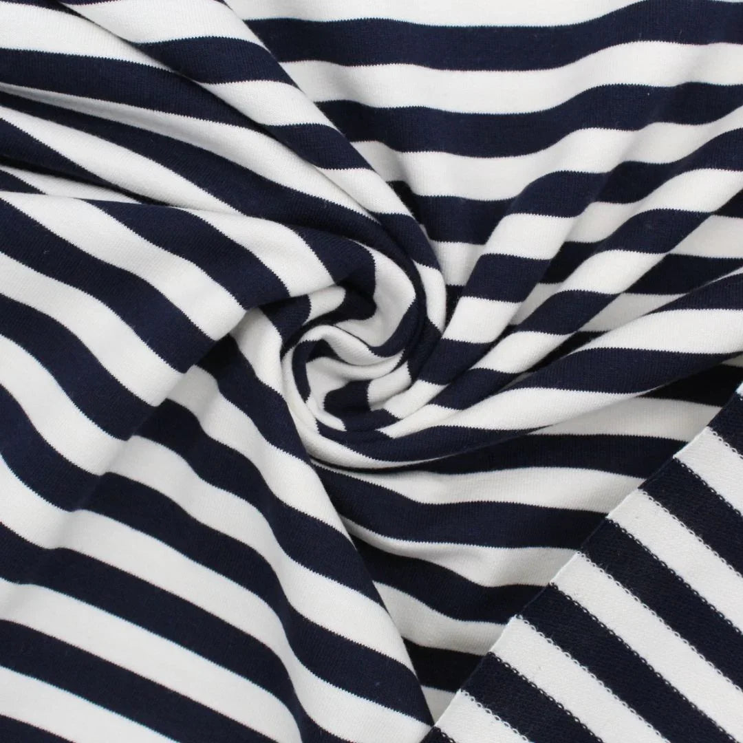 French Terry Stoff mit marineblauen Streifen – Rückansicht des weichen und flexiblen Materials.