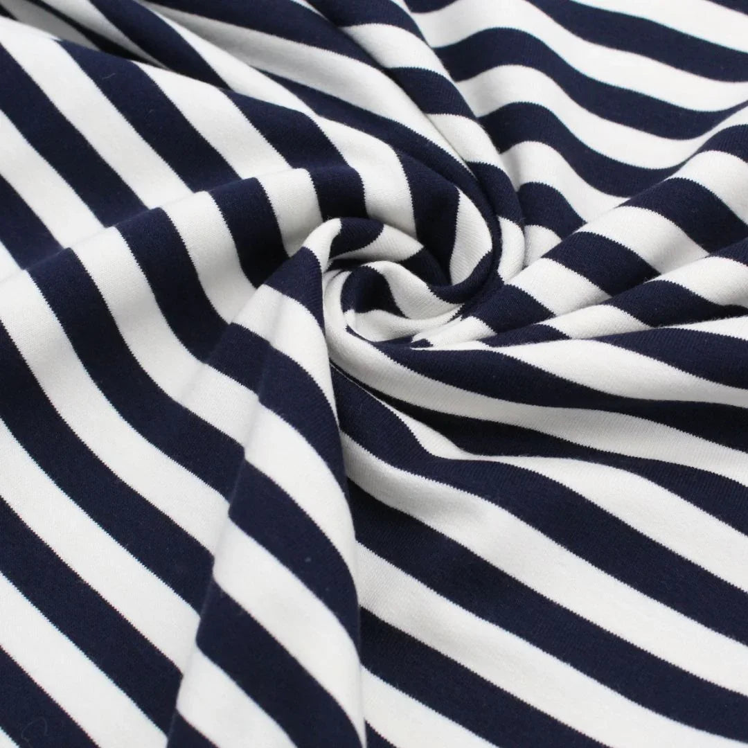 Detailansicht des French Terry Stoffs 'Streifen Marineblau' – hochwertige Struktur und marineblaue Streifen.
