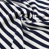 Detailansicht des French Terry Stoffs 'Streifen Marineblau' – hochwertige Struktur und marineblaue Streifen.