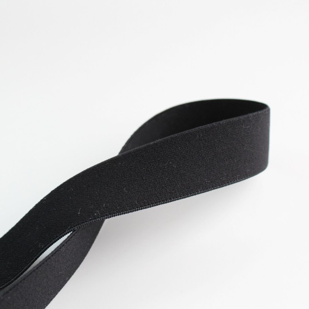 Vielseitiges Gummiband in 25 mm Breite in Schwarz, weich und elastisch, ideal für Bekleidung und Bastelarbeiten.