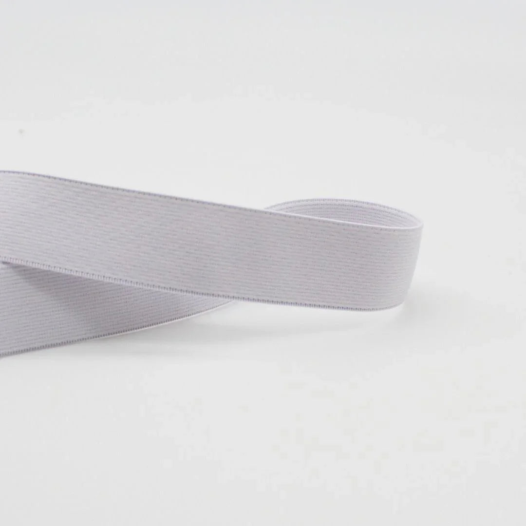 Vielseitiges Gummiband in 25 mm Breite, weich und elastisch, ideal für Bekleidung und Bastelarbeiten. Weiß