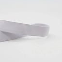 Vielseitiges Gummiband in 25 mm Breite, weich und elastisch, ideal für Bekleidung und Bastelarbeiten. Weiß