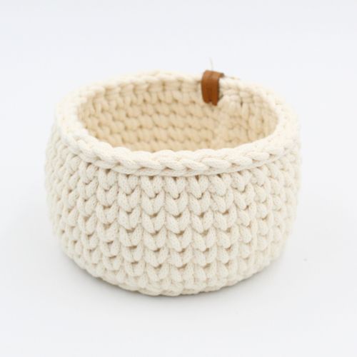 Häkelkorb aus Baumwollkordel in Ecru