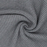 Bündchenstoff mit markanten großen Rippen in Grau Meliert – ideal für robuste und stylische Kleidungsakzente.