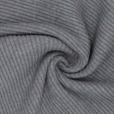 Bündchenstoff mit markanten großen Rippen in Grau Meliert – ideal für robuste und stylische Kleidungsakzente.