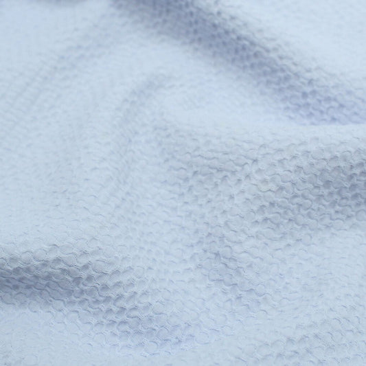 Leichte Baumwolle mit Bienenwaben-Jacquard-Struktur, ideal für die Herstellung von Sommerblusen, Tops und Kleidern – strapazierfähig und pflegeleicht. Hellblau