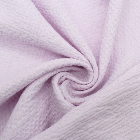 Leichte Baumwolle mit Bienenwaben-Jacquard-Struktur, ideal für die Herstellung von Sommerblusen, Tops und Kleidern – strapazierfähig und pflegeleicht. Pastell Lila Nahaufnahme mit Rückseite