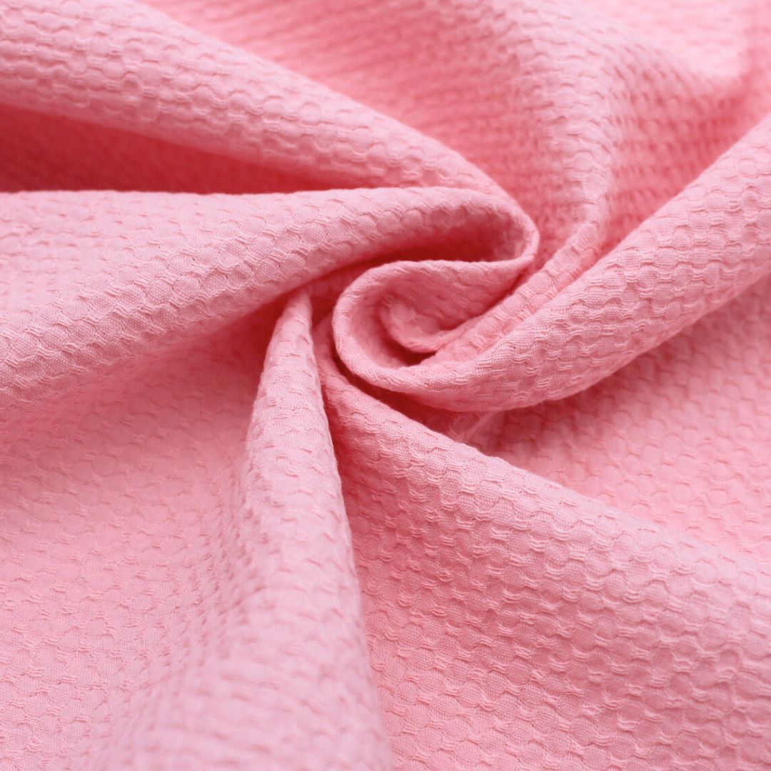 Leichte Baumwolle mit Bienenwaben-Jacquard-Struktur, ideal für die Herstellung von Sommerblusen, Tops und Kleidern – strapazierfähig und pflegeleicht. Rosa Nahaufnahme