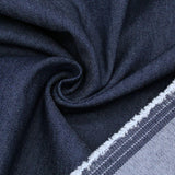 Nahaufnahme von robustem Jeansstoff, der die raue, körnige Oberfläche und die typische Textur zeigt. Indigo Blau mit Rückseite