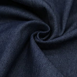 Nahaufnahme von robustem Jeansstoff, der die raue, körnige Oberfläche und die typische Textur zeigt. Indigo Blau