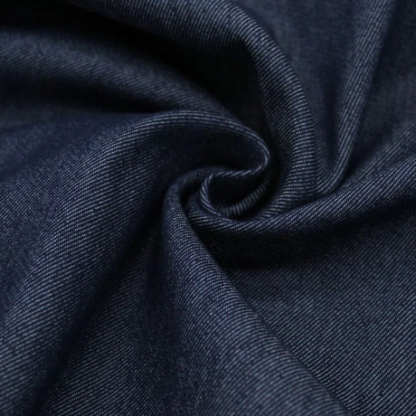 Nahaufnahme von robustem Jeansstoff, der die raue, körnige Oberfläche und die typische Textur zeigt. Indigo Blau