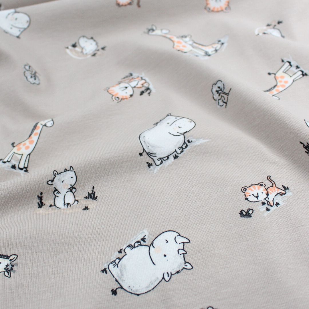 Detailaufnahme: Hochwertiger Jersey-Stoff mit Baby-Tier-Print