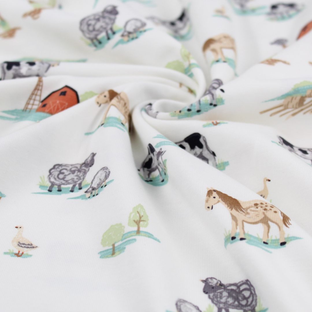 Nahaufnahme Jersey „Bauernhof Tiere“ Ecru – Weicher, elastischer Baumwolljersey mit niedlichem Bauernhof-Motiv auf ecrufarbenem Hintergrund. Perfekt für Kinder- und Babykleidung.