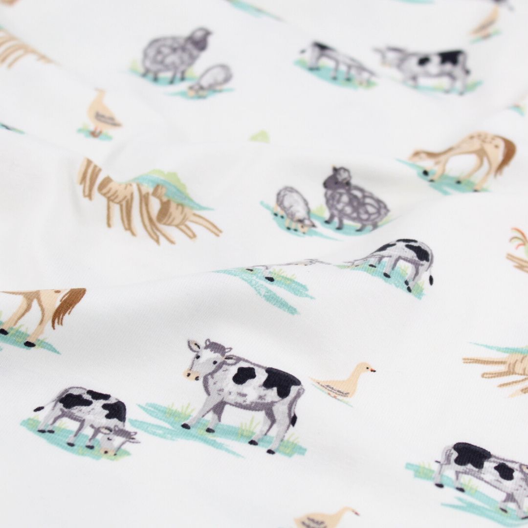 Jersey „Bauernhof Tiere“ im Nähprojekt – Hochwertiger Jerseystoff mit Bauernhof-Print, vernäht zu einem bequemen Kinder-T-Shirt. Perfekt für DIY-Mode & Handmade-Projekte.