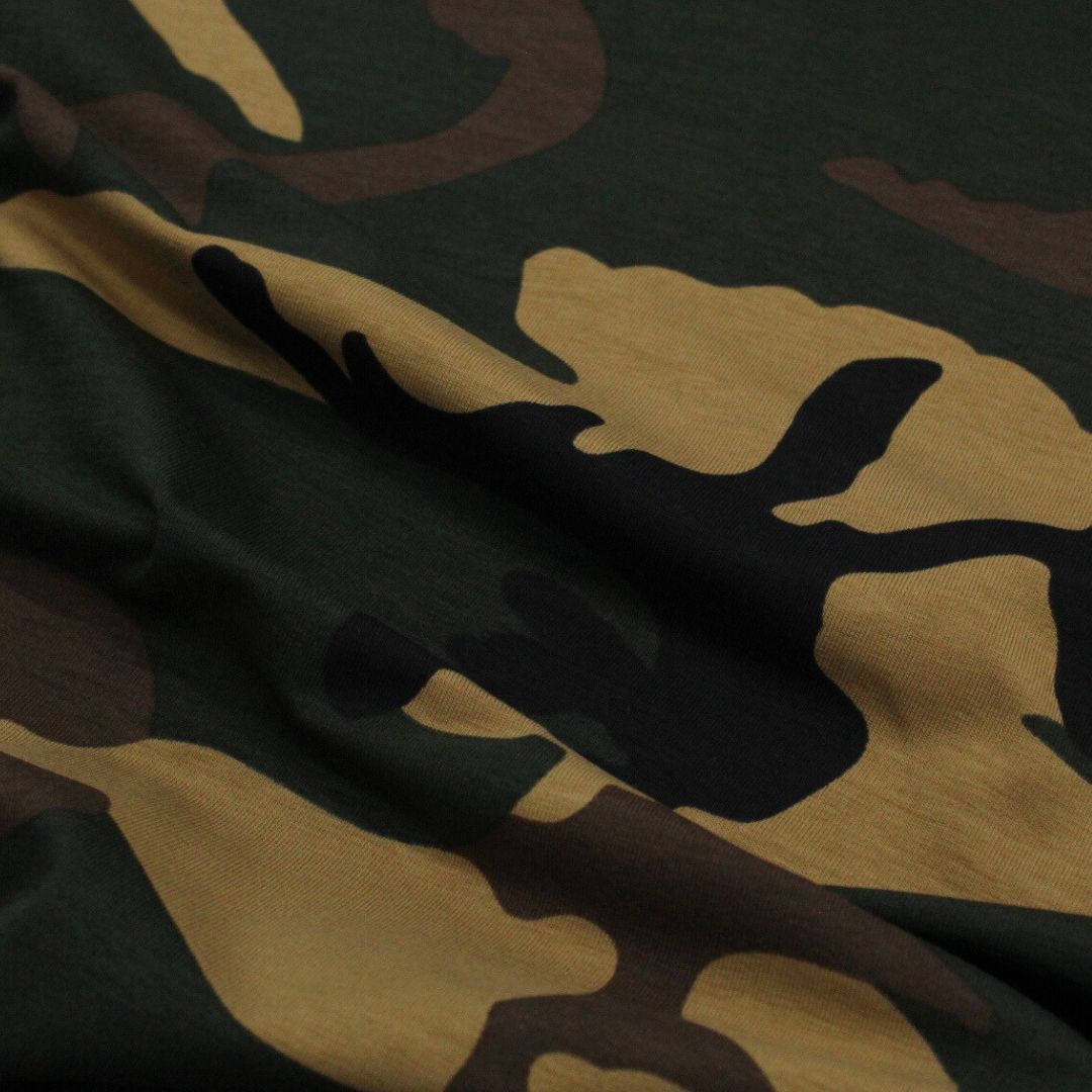 Detailansicht des weichen, dehnbaren und atmungsaktiven Jersey-Stoffs im Camouflage-Muster.