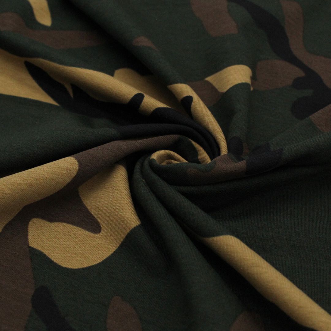 Nahaufnahme des Baumwolljerseys im Camouflage-Design mit Beige, Braun, Grün und Schwarz.