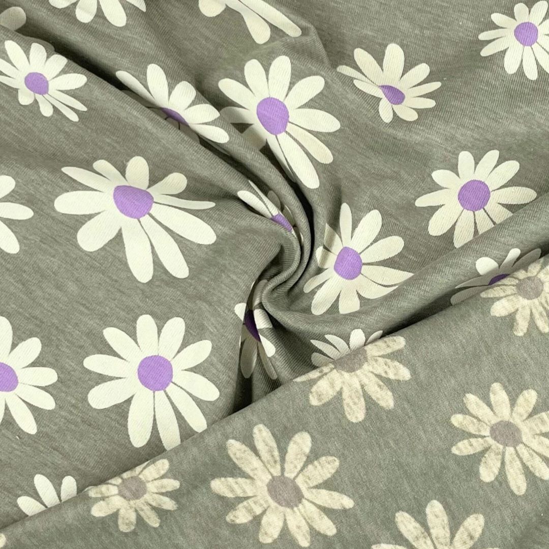 Detailansicht Stoffstruktur Jersey „Gänseblümchen“ – Hochwertiger, atmungsaktiver Jerseystoff mit feiner, elastischer Struktur und romantischem Blumen-Print in Khaki Meliert. Ideal für Nähprojekte.