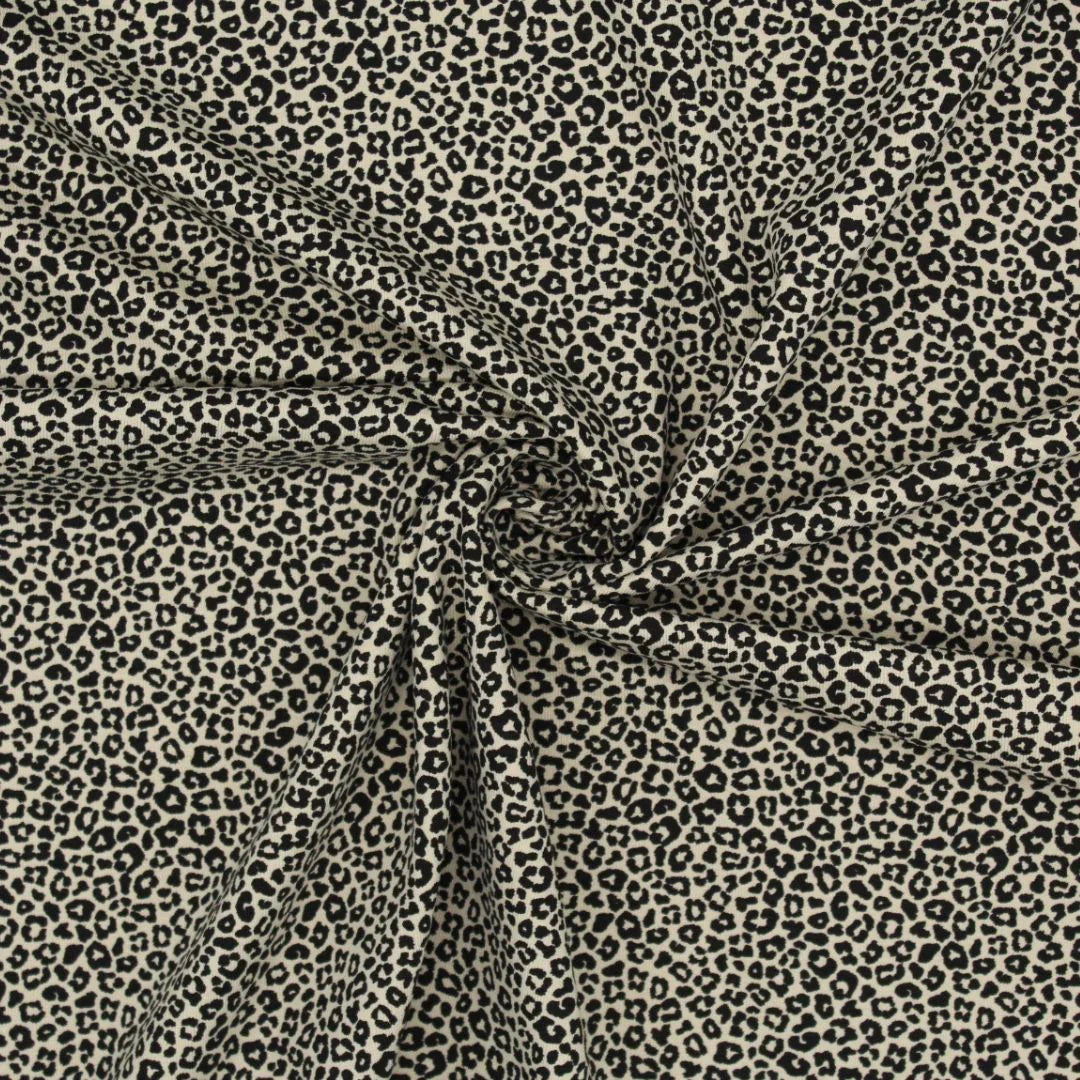 Weicher und flexibler Baumwolljersey mit modernem Leopardenprint auf beigem Hintergrund – vielseitig einsetzbar für Kleidung und Accessoires.
