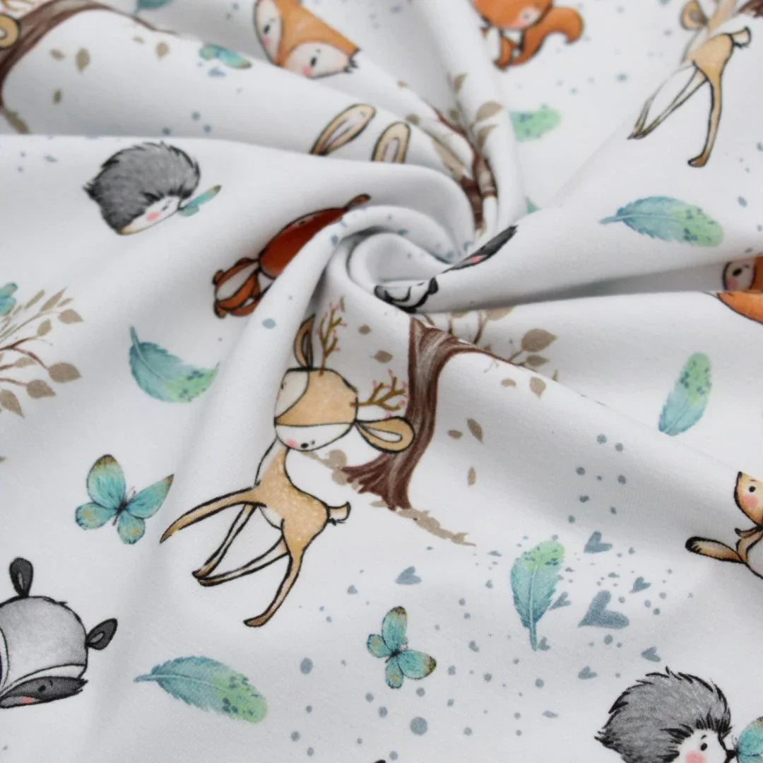 Jersey Waldfreunde Waldtiere Fuchs, Waschbär, Reh, Hase, Eichhörnchen und Igel, umgeben von Bäumen, Schmetterlingen und Herzen. Kinderstoff