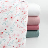 Hochwertiger Jersey mit floralen Motiven in Rosa-Blau auf Weiß – geeignet für Pumphosen, Mützen und Strampler