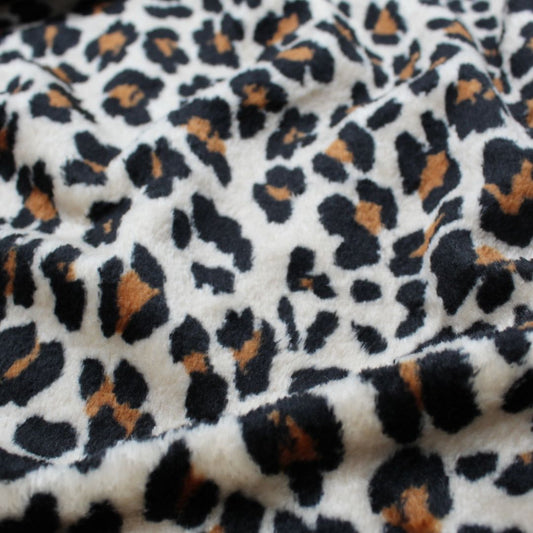 Weicher Kuschelfleece mit Leoprint auf Champagner 