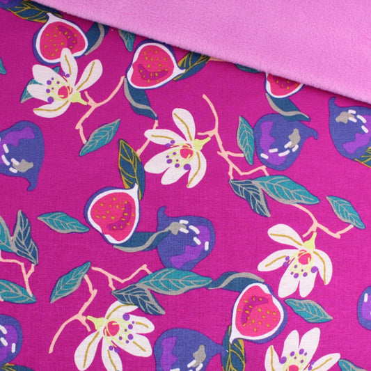 Kuschelsweat Stoff mit Feigen und Blumen auf Lila – Vorderseite