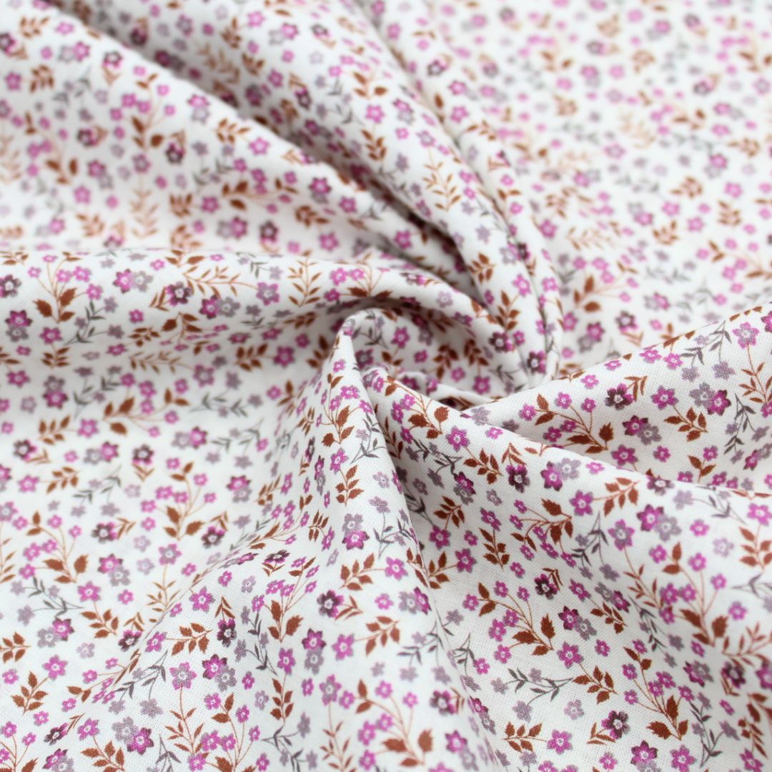 Leichter Voile-Baumwollstoff in Mauve mit kleinen Blumen, ideal für feminine Blusen und Kleider – transparent und angenehm auf der Haut.