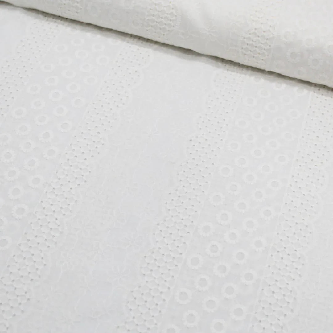 Leichter Baumwollstoff mit feinem Stickereimuster in zarten Farben, ideal für romantische Blusen und Kleider – angenehm in der Haptik und pflegeleicht. Stoffball