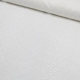 Leichter Baumwollstoff mit feinem Stickereimuster in zarten Farben, ideal für romantische Blusen und Kleider – angenehm in der Haptik und pflegeleicht. Stoffball
