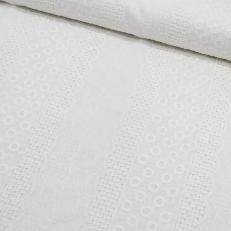 Leichter Baumwollstoff mit feinem Stickereimuster in zarten Farben, ideal für romantische Blusen und Kleider – angenehm in der Haptik und pflegeleicht. Stoffball