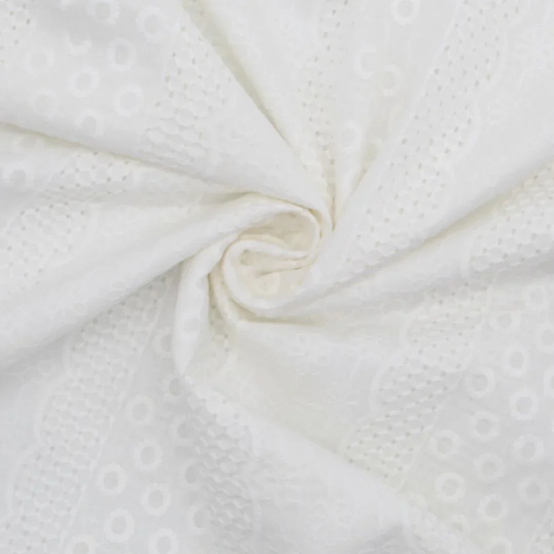 Leichter Baumwollstoff mit feinem Stickereimuster in zarten Farben, ideal für romantische Blusen und Kleider – angenehm in der Haptik und pflegeleicht. Nahaufnahme