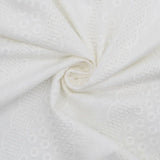 Leichter Baumwollstoff mit feinem Stickereimuster in zarten Farben, ideal für romantische Blusen und Kleider – angenehm in der Haptik und pflegeleicht. Nahaufnahme