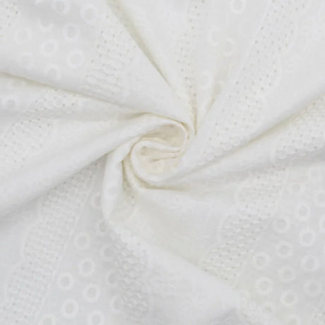 Leichter Baumwollstoff mit feinem Stickereimuster in zarten Farben, ideal für romantische Blusen und Kleider – angenehm in der Haptik und pflegeleicht. Nahaufnahme