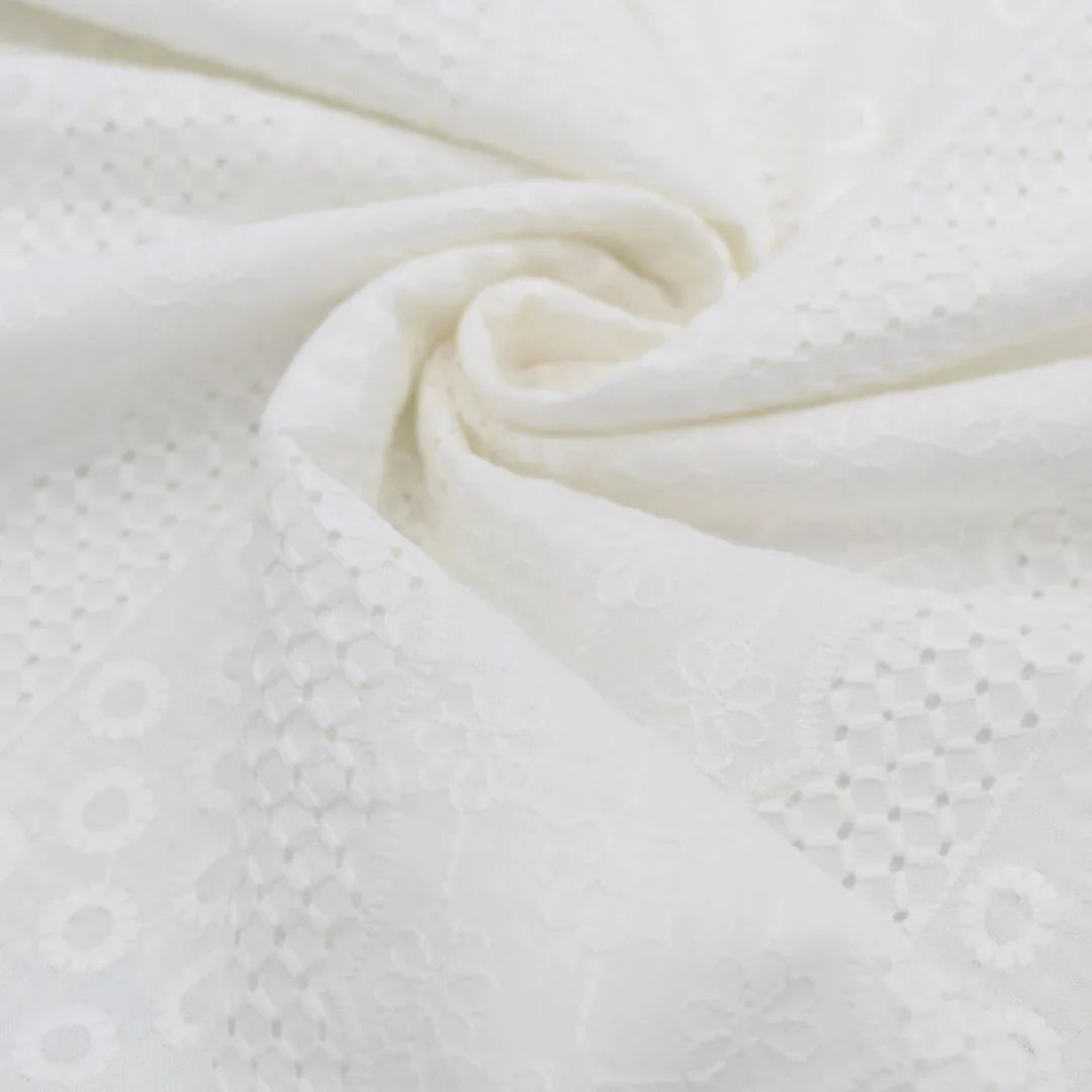 Leichter Baumwollstoff mit feinem Stickereimuster in zarten Farben, ideal für romantische Blusen und Kleider – angenehm in der Haptik und pflegeleicht. Nahaufnahme