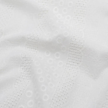 Leichter Baumwollstoff mit feinem Stickereimuster in zarten Farben, ideal für romantische Blusen und Kleider – angenehm in der Haptik und pflegeleicht.
