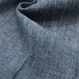 100% Leinenstoff in leichter Qualität, ideal für die Herstellung von Kleidern, Röcken, Kissen und Kinderkleidung – elegant und atmungsaktiv. Nahaufnahme