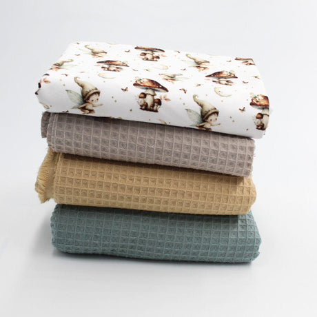 Stoffstapel Baumwollstoff Magische Träume kombiniert mit Waffelpique in Taupe, Beige und Altgrün