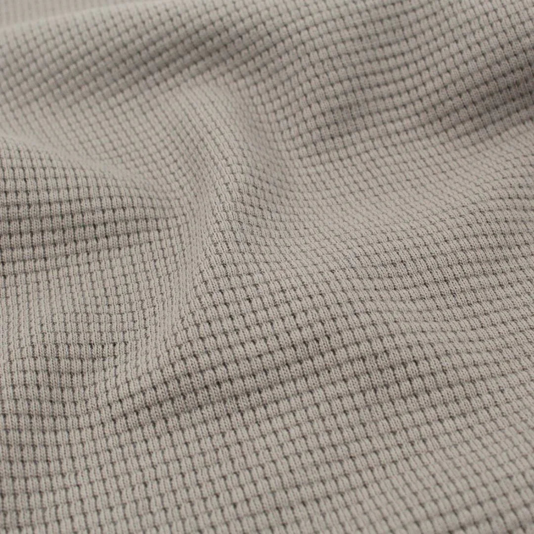 Detailaufnahme des Mini-Waffeljerseys in Taupe mit strukturierter Oberfläche