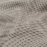 Detailaufnahme des Mini-Waffeljerseys in Taupe mit strukturierter Oberfläche
