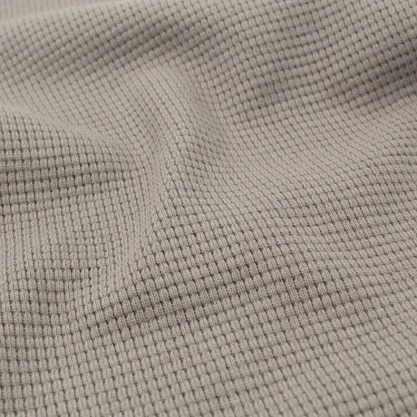 Detailaufnahme des Mini-Waffeljerseys in Taupe mit strukturierter Oberfläche